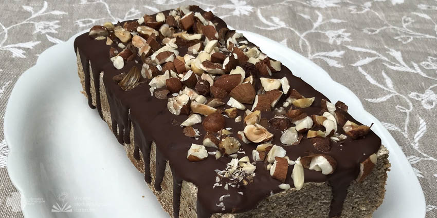 Kuchen in Kastenform mit Schokoguss und gehackten Nüssen