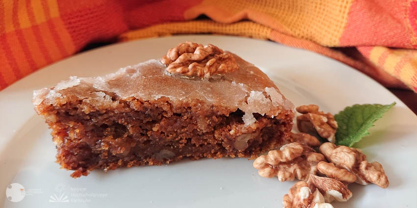 Ein saftiges Kuchenstück mit heller Glasur, dekoriert mit Walnusshälften
